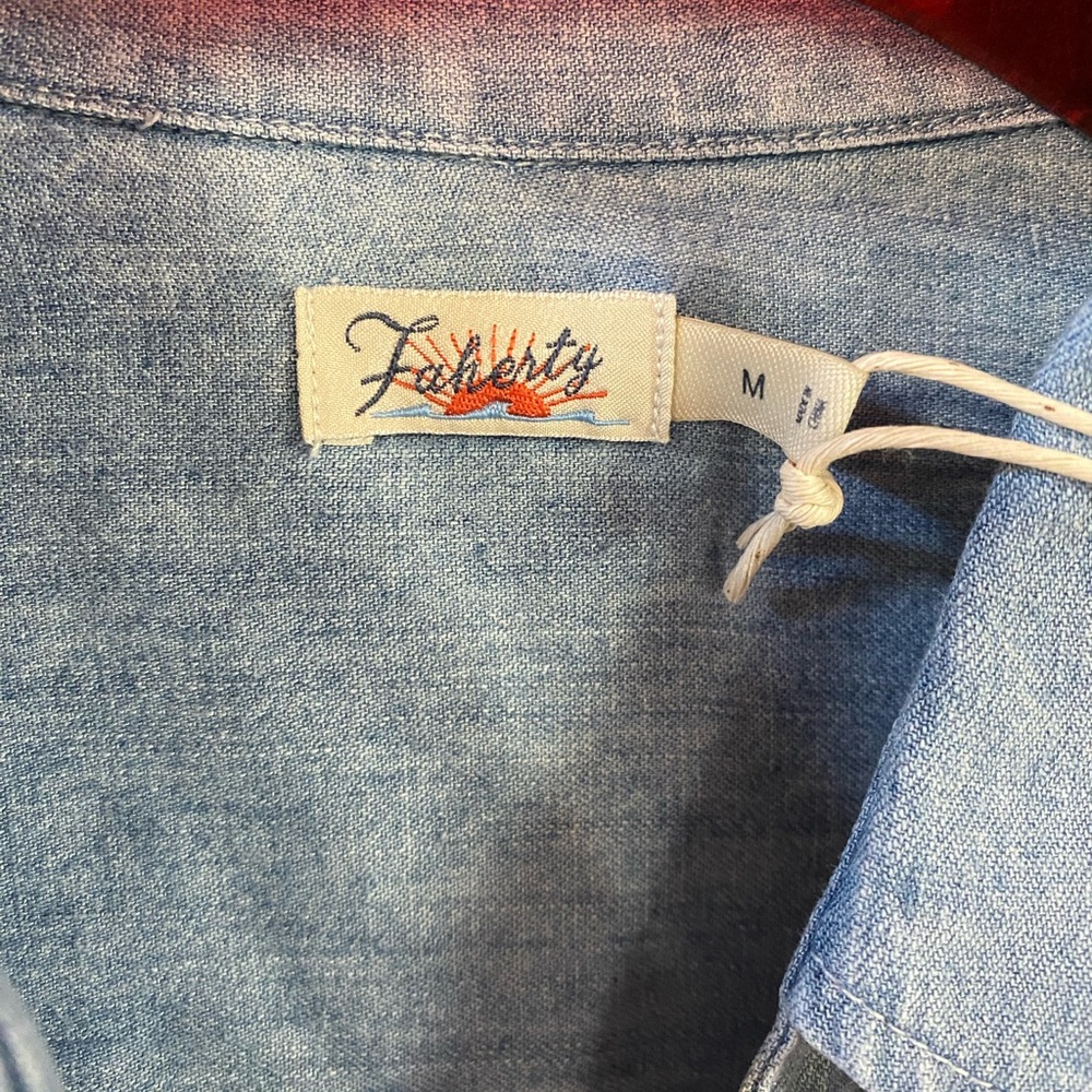 Faherty Tried and True Chambray Shirt Women’s Medium - Picture 5 of 10